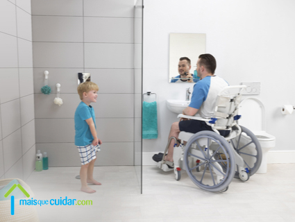 cadeira de banho com rodas deficientes