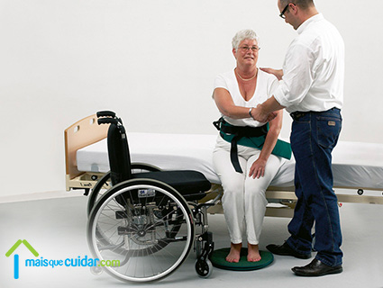 Transferir idoso acamado para cadeira de rodas