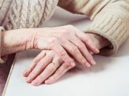 Como minimizar o envelhecimento precoce das mãos