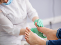 Como tratar da saúde dos pés dos idosos?