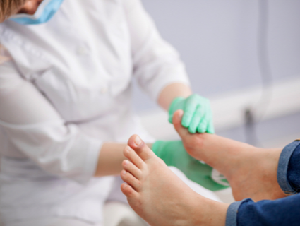 Como tratar da saúde dos pés dos idosos?
