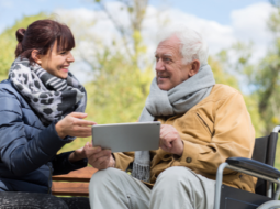 Como a tecnologia pode beneficiar os idosos?