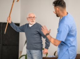 Como lidar com comportamentos agressivos nos idosos?