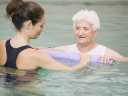 Quais os exercícios físicos mais adequados para idosos com demência?