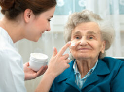 Qual a importância dos cuidados pessoais para os idosos?