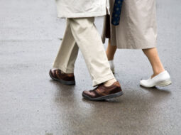 Quais os benefícios do calçado ortopédico para a saúde dos pés dos idosos?
