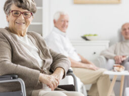 Quando devem os idosos começar a usar uma cadeira de rodas?