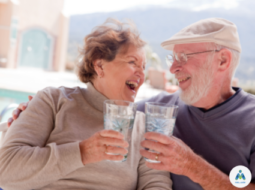 Dicas para levar os idosos a beber mais água